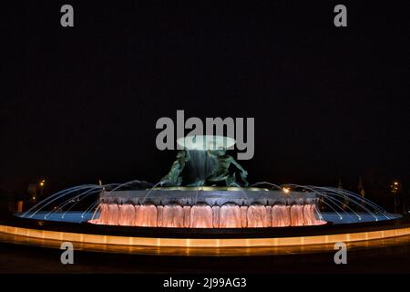 Nachtansicht des Triton-Brunnens in la Valletta Stockfoto