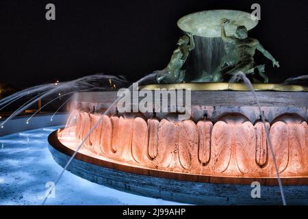 Nachtansicht des Triton-Brunnens in la Valletta Stockfoto