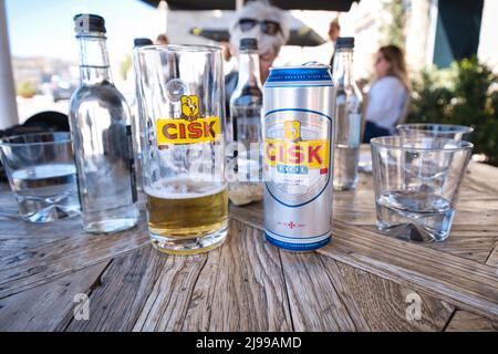 Nahaufnahme eines Tisches und einer Dose und eines Glases Cisk Bier, einem maltesischen Produkt, in La Valletta Stockfoto