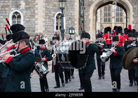 Windsor, Großbritannien. 21.. Mai 2022. Die Wachablösung im Schloss Windsor wurde heute von den Coldstream Guards und dem Gurkha Logistic Regiment der Königin durchgeführt, das von der Band und den Bugles of the Rifles unterstützt wurde. Quelle: Maureen McLean/Alamy Live News Stockfoto