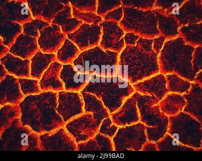 Lava-Gemälde mit Rissen. Hitze rot, geschmolzene Bodenstruktur Brennen nach Vulkanausbruch. Armageddon-Katastrophe, Erdspalten, zerbrechen in Stücke. Fraktur Stockfoto