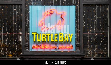 Schild vor der Turtle Bay Restaurant Bar in Liverpool Stockfoto