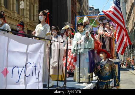 Die chinesische Tanzgruppe nahm am 21. Mai 2022 an der jährlichen Tanzparade am Broadway in New York City Teil. Stockfoto