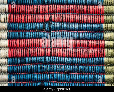 Abstrakt Hintergrund Detail rot blau Teppich Weben Stockfoto