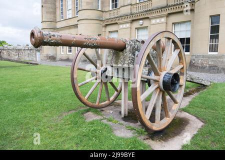 Kanonen vor dem Culzean Castle - Maybole, Carrick an der schottischen Küste von Ayrshire, Vereinigtes Königreich, Stockfoto