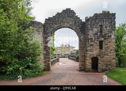 The Ruined Arch, Culzean Castle, Maybole, Ayrshire, Schottland, Großbritannien, entworfen vom Architekten Robert Adam im späten 18.. Jahrhundert Stockfoto