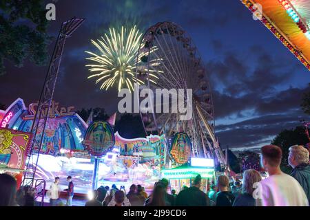 Berlin, Deutschland. 21.. Mai 2022. Feuerwerk ist am letzten Maiwochenende in Hasenheide zu sehen. Quelle: Jörg Carstensen/dpa/Alamy Live News Stockfoto