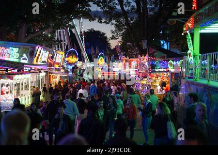 Berlin, Deutschland. 21.. Mai 2022. Zahlreiche Menschen genießen sich am letzten Maiwochenende in der Hasenheide. Quelle: Jörg Carstensen/dpa/Alamy Live News Stockfoto