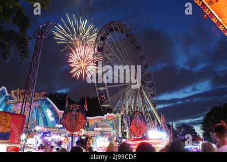 Berlin, Deutschland. 21.. Mai 2022. Feuerwerk ist am letzten Maiwochenende in Hasenheide zu sehen. Quelle: Jörg Carstensen/dpa/Alamy Live News Stockfoto