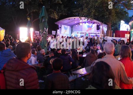 Berlin, Deutschland. 21.. Mai 2022. Zahlreiche Menschen genießen sich am letzten Maiwochenende in der Hasenheide. Quelle: Jörg Carstensen/dpa/Alamy Live News Stockfoto