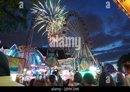 Berlin, Deutschland. 21.. Mai 2022. Feuerwerk ist am letzten Maiwochenende in Hasenheide zu sehen. Quelle: Jörg Carstensen/dpa/Alamy Live News Stockfoto