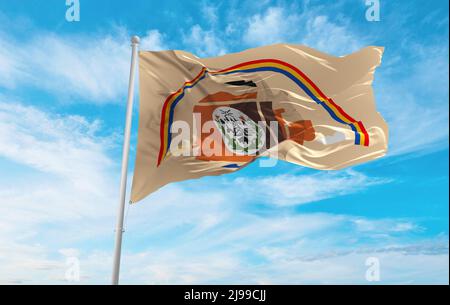 Offizielle Flagge der Navajo-Volksgruppe, USA bei bewölktem Himmel bei Sonnenuntergang, Panoramablick. Indianischer Patriot Konzept Patriot Konzept. Kopie s Stockfoto