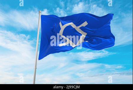 Offizielle Flagge des Volkes der nördlichen Cheyenne, USA bei bewölktem Himmel Hintergrund bei Sonnenuntergang, Panoramablick. Native American Patriot Concept Patriot Konz Stockfoto