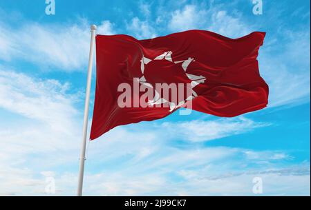 Offizielle Flagge der Pine Ridge Volksgruppe, USA bei bewölktem Himmel bei Sonnenuntergang, Panoramablick. Indianischer Patriot Konzept Patriot Konzept. Co Stockfoto