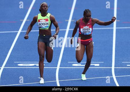 Die britische Dina Asher-Smith schlägt Jamaikas Shericka Jackson während der 100m Women während der Muller Birmingham Diamond League im Alexandra Stadium in Birmingham. 21. Mai 2022 Stockfoto