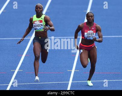 Die britische Dina Asher-Smith schlägt Jamaikas Shericka Jackson während der 100m Women während der Muller Birmingham Diamond League im Alexandra Stadium in Birmingham. 21. Mai 2022 Stockfoto