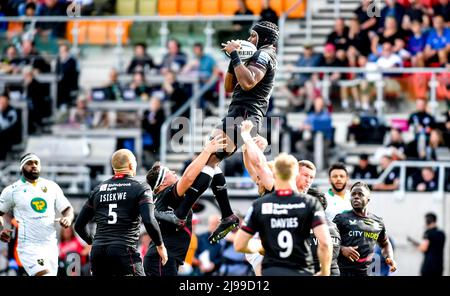 London, Großbritannien. 21.. Mai 2022. Maro Itoje von Saracens sichert sich die Linie im Ball während des Gallagher Premiership Rugby-Spiels zwischen Saracens und Northampton Saints am 21. Mai 2022 im StoneX Stadium, London, England. Foto von Phil Hutchinson. Nur zur redaktionellen Verwendung, Lizenz für kommerzielle Nutzung erforderlich. Keine Verwendung bei Wetten, Spielen oder Veröffentlichungen einzelner Clubs/Vereine/Spieler. Kredit: UK Sports Pics Ltd/Alamy Live Nachrichten Stockfoto