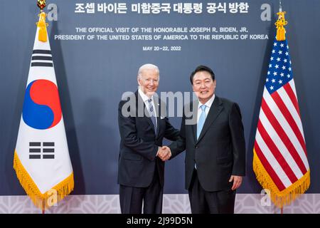 Seoul, Südkorea. 21.. Mai 2022. Der US-Präsident Joe Biden schüttelt die Hände mit dem südkoreanischen Präsidenten Yoon Suk-yeol während des Gipfeltreffens am 21. Mai 2022 in Seoul, Südkorea. Bild: Adam Schultz/White House Photo/Alamy Live News Stockfoto