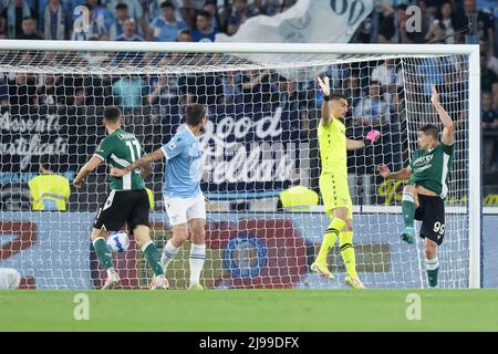 Rom, Italien. 21.. Mai 2022. Giovanni Simeone von Hellas Verona erzielt am 21. Mai 2022 im Stadio Olimpico, Rom, Italien, das erste Tor im Serie-A-Spiel zwischen Lazio und Hellas Verona. Kredit: Giuseppe Maffia/Alamy Live Nachrichten Stockfoto