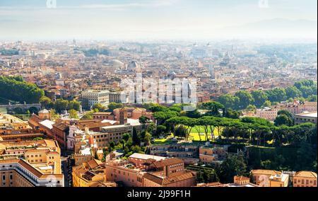 Skyline von Rom, Italien, Europa. Stadtlandschaft von Rom an schönen Tag, Panorama der Stadt Roma im Sommer. Italienische Landschaft, Stadtbild der alten Stadt Rom. Landschaftlich Schön Stockfoto