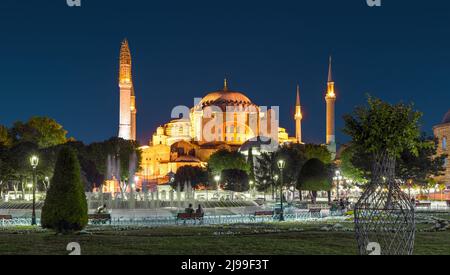 Hagia Sophia Moschee bei Nacht, Istanbul, Türkei. Hagia Sophia oder Ayasofya ist eine Touristenattraktion Istanbuls. Panorama von Aya Sofya, ehemaliges byzantinisches Ca Stockfoto