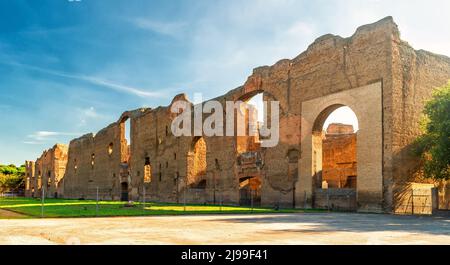 Caracalla-Bäder im Abendlicht, Rom, Italien. Die Bäder von Caracalla sind ein berühmtes Wahrzeichen Roms. Sonniges Panorama der antiken Ruinen. Konzept der Vergangenheit zivil Stockfoto