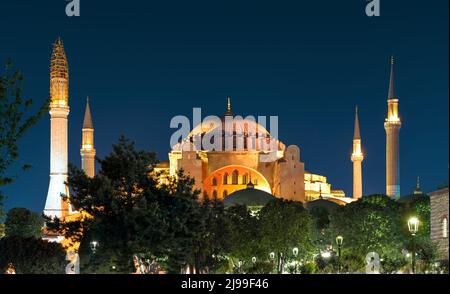 Hagia Sophia Moschee bei Nacht, Istanbul, Türkei. Die Hagia Sophia oder Ayasofya ist ein altes historisches Wahrzeichen Istanbuls. Panorama von Aya Sofya, berühmte ehemalige Stockfoto