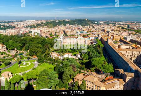 Skyline von Rom, Italien. Blick auf die Vatikanischen Gärten und Museen vom Petersdom in der Vatikanstadt. Schönes Panorama von Rom im Sommer, Stadtlandschaft Stockfoto