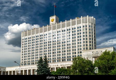 Russisches Regierungshaus oder Weißes Haus, Moskau, Russland. Ansicht des Regierungsgebäudes der Russischen Föderation (RF) auf blauem Himmel Hintergrund. Landschaft von Mos Stockfoto