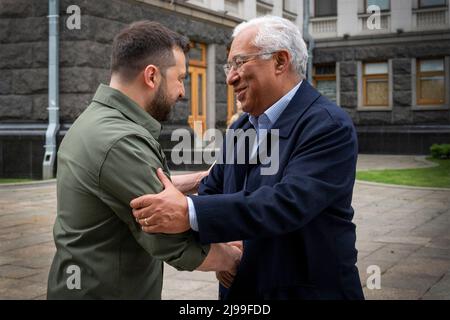 Kiew, Ukraine. 21.. Mai 2022. Der ukrainische Präsident Wolodymyr Zelenskyy, links, begrüßt den portugiesischen Premierminister Antonio Costa bei seiner Ankunft im Präsidentenverwaltungsgebäude am 21. Mai 2022 in Kiew, Ukraine. Kredit: Ukraine Presidency/Ukraine Presidency/Alamy Live News Kredit: Planetpix/Alamy Live News Stockfoto