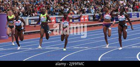 Birmingham, Großbritannien. 21. Mai 2021. 21.. Mai 2022 ; Alexander Stadium, Birmingham, Midlands, England; M&#xfc;ller Birmingham Diamond League Leichtathletik: Dina Asher-Smith GBR (Mitte) gewinnt das Rennen der Frauen 100m in einer Zeit von 11,11s mit Shericka Jackson JAM zweiten in einer Zeit von 11,12s und Daryll Neita GBR dritten in einer Zeit von 11,14s Credit: Action Plus Sports Images/Alamy Live News Stockfoto