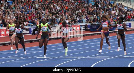 Birmingham, Großbritannien. 21. Mai 2021. 21.. Mai 2022 ; Alexander Stadium, Birmingham, Midlands, England; M&#xfc;ller Birmingham Diamond League Leichtathletik: Dina Asher-Smith GBR (Mitte) gewinnt das Rennen der Frauen 100m in einer Zeit von 11,11s mit Shericka Jackson JAM zweiten in einer Zeit von 11,12s und Daryll Neita GBR dritten in einer Zeit von 11,14s Credit: Action Plus Sports Images/Alamy Live News Stockfoto