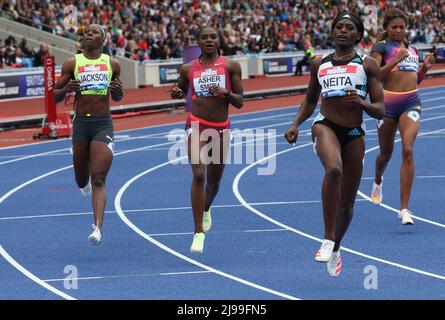 Birmingham, Großbritannien. 21. Mai 2021. 21.. Mai 2022 ; Alexander Stadium, Birmingham, Midlands, England; M&#xfc;ller Birmingham Diamond League Leichtathletik: Dina Asher-Smith GBR (Mitte) gewinnt das Rennen der Frauen 100m in einer Zeit von 11,11s mit Shericka Jackson JAM zweiten in einer Zeit von 11,12s und Daryll Neita GBR dritten in einer Zeit von 11,14s Credit: Action Plus Sports Images/Alamy Live News Stockfoto