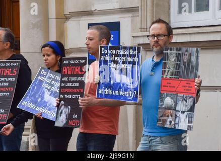 London, England, Großbritannien. 21.. Mai 2022. Tierrechtler versammelten sich vor dem Imperial College London in South Kensington, um gegen Tierversuche an der Universität zu protestieren. Die Aktivisten sagen, dass Hunderttausende von Tieren jährlich grausamen und sinnlosen Experimenten an der Universität ausgesetzt werden, mit Millionen mehr Leiden in Labors weltweit. (Bild: © Vuk Valcic/ZUMA Press Wire) Stockfoto