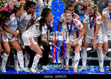 Turin, Italien. 21.. Mai 2022. Die Spieler von Olympique Lyon feiern den Gewinn des UEFA Women's Champions League Finales 2022 nach einem Sieg von 1-3 gegen Barcelona im Juventus Stadium in Turin. (Foto: Gonzales Photo/Alamy Live News Stockfoto