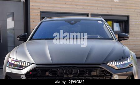 Slowenien, Ljubljana - Mai 12 2022: Audi RS6 in grauer Farbe Stockfoto