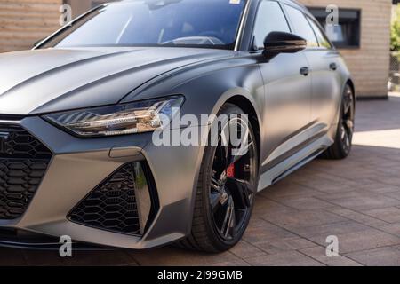 Slowenien, Ljubljana - Mai 12 2022: Audi RS6 in grauer Farbe Stockfoto