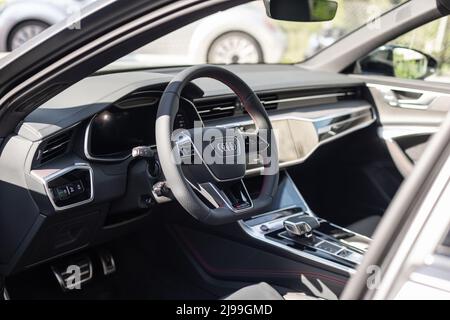 Slowenien, Ljubljana - Mai 12 2022: Audi RS6 in grauer Farbe Stockfoto