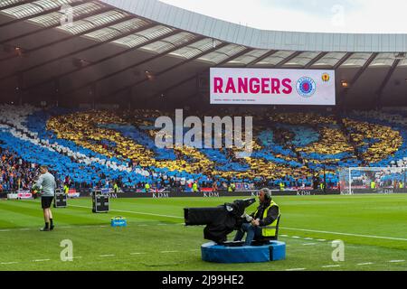 Glasgow, Großbritannien. 21.. Mai 2022. Das Finale des Scottish Cups fand im Hampden Park, dem Nationalstadion des Fußballs Scotish, statt und spielte zwischen dem FC Rangers aus Glasgow und dem Heart of Midlothian aus Edinburgh. Die Rangers gewannen das Spiel, 2 - 0, wobei es in zusätzliche Zeit ging, und die Tore wurden von RYAN JACK in 94 Minuten und SCOTT WRIGHT in 97 Minuten erzielt. Die Rangers haben diese Trophäe zum ersten Mal seit 2009 gewonnen. Kredit: Findlay/Alamy Live Nachrichten Stockfoto