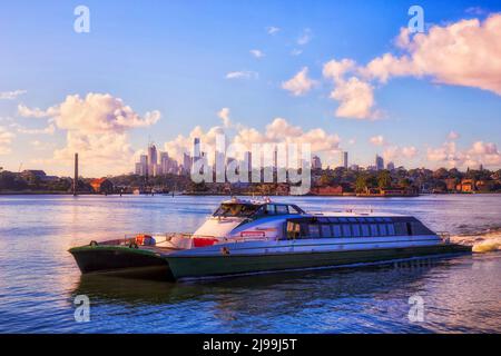 Passagier-rivercat-Fähre auf dem Parramatta-Fluss mit Blick auf die Innenstadt von Sydney Wahrzeichen Stadtbild - öffentliche Verkehrsmittel auf dem Wasserweg. Stockfoto