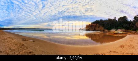 Goldenes Licht der aufgehenden Sonne am sauberen Sandstrand von Tathra an der Sapphire Coast in Australien. Stockfoto