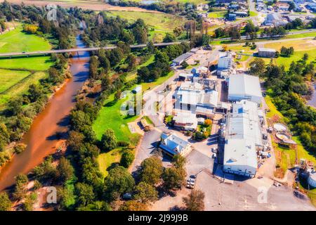 Luftaufnahme über der historischen Käsefabrik der Stadt Bega im Bega-Tal in Australien. Stockfoto