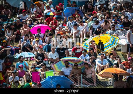 Barcelona, Spanien. 21.. Mai 2022. Tausende Zuschauer trotzen Stunden unter der prallen Sonne, um das Qualifying des spanischen GP auf dem Circuit de Catalunya zu verfolgen.Quelle: Matthias Oesterle/Alamy Live News Stockfoto