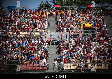 Barcelona, Spanien. 21.. Mai 2022. Tausende Zuschauer trotzen Stunden unter der prallen Sonne, um das Qualifying des spanischen GP auf dem Circuit de Catalunya zu verfolgen.Quelle: Matthias Oesterle/Alamy Live News Stockfoto