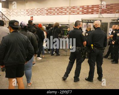 Barclays Center U-Bahn-Station, Brooklyn, NY, USA. 20.Mai 2022. Nach den immensen Verkäufen und der Nachfrage nach der benutzerdefinierten David Bowie NY MTA Metro Card vor einigen Jahren brachte die New Yorker MTA eine neue benutzerdefinierte Metro Fare Card auf den Markt, die das Bild von Rapper B.I.G. auf dem Gesicht zeigt. Die neue Metro Fare Card zog in der ersten Stunde des Custom B.I.G. große Menschenmengen von Einkäufern der Metro Card an Das Verkaufsdebüt der MTA Metro Fare Card, das unter den wachsamen Augen der NYPD auftritt. Quelle: ©Julia Mineeva/EGBN TV News/Alamy Live News Stockfoto