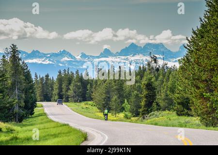 Radfahren auf landschaftlich schöner Nebenstraße, Highway 47, mesa Falls, teton Range, Island Park, Fremont County, Idaho, USA Stockfoto