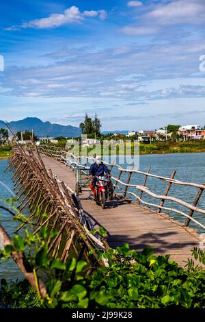 CAM Kim Island Holzbrücke in der Nähe von Hoi an. Nur Motorrad. Stockfoto