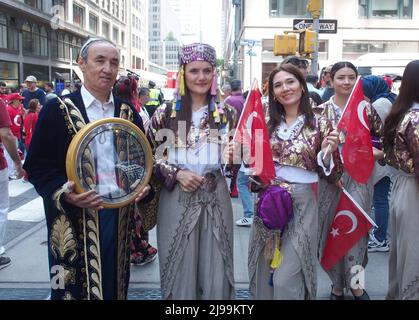 21. Mai 2022, New York, New York, USA: 21. Mai, 2022 NEW YORK -- die New Yorker feierten die Parade zum Türkischen Tag.. Die jährliche Parade und das Festival zum Türkischen Tag in Manhattan feiern nicht nur die türkische Kultur und Identität, sondern markieren auch den 103.. Jahrestag des Unabhängigkeitskrieges des Landes. (Bild: © Bruce Cotler/ZUMA Press Wire) Stockfoto