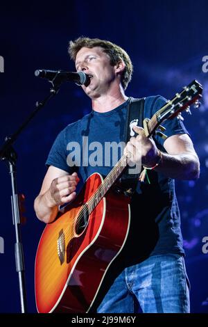 Mailand Italien. 21 Mai 2022. Der englische Singer-Songwriter James Hillier Blount, besser bekannt als JAMES BLUNT, tritt während der 'Once Upon A Mind Tour' live auf der Bühne des Mediolanum Forums auf. Stockfoto