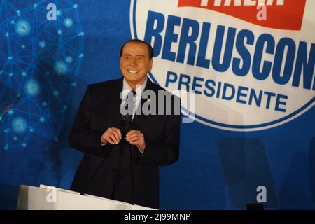 Neapel, Italien. 21.. Mai 2022. Silvio Berlusconi, Präsident der Partei Forza Italia, Rede zum Abschluss des von der Partei Forza Italia und der Europäischen Popolarpartei in Neapel organisierten Kongresses „L'Italia del futuro la Forza che unisce“. Quelle: Pacific Press Media Production Corp./Alamy Live News Stockfoto